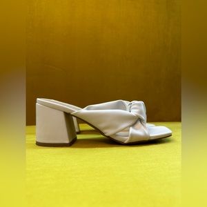 WHITE SHORT HEEL - FASHION NOVA - SIZE W 7